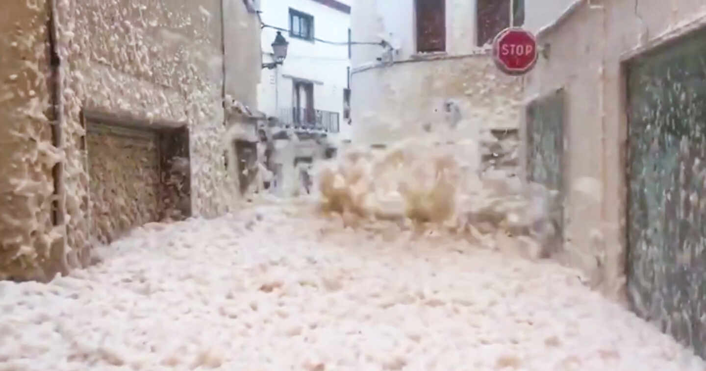 Imagen de la espuma marina en Tosa de Mar