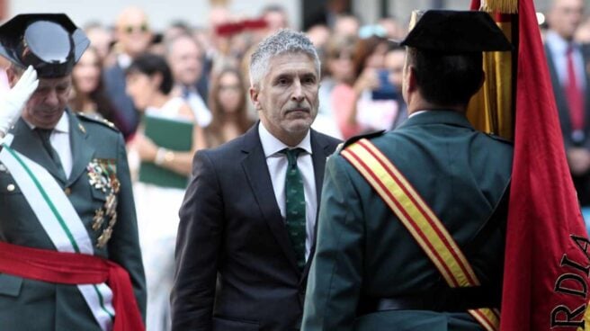 El ministro del Interior, Fernando Grande-Marlaska, ante la enseña nacional en un acto de la Guardia Civil.
