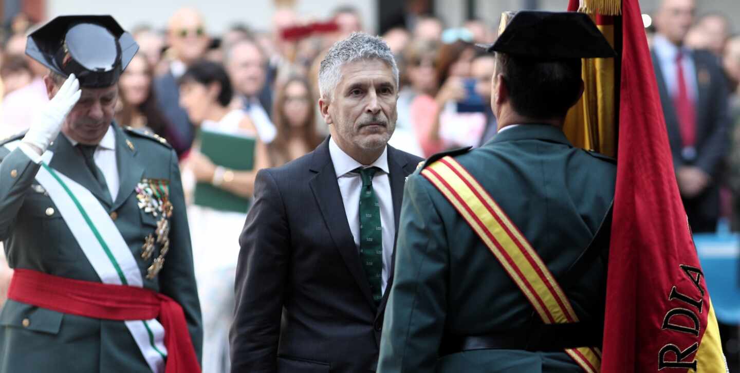 El ministro del Interior, Fernando Grande-Marlaska, ante la enseña nacional en un acto de la Guardia Civil.