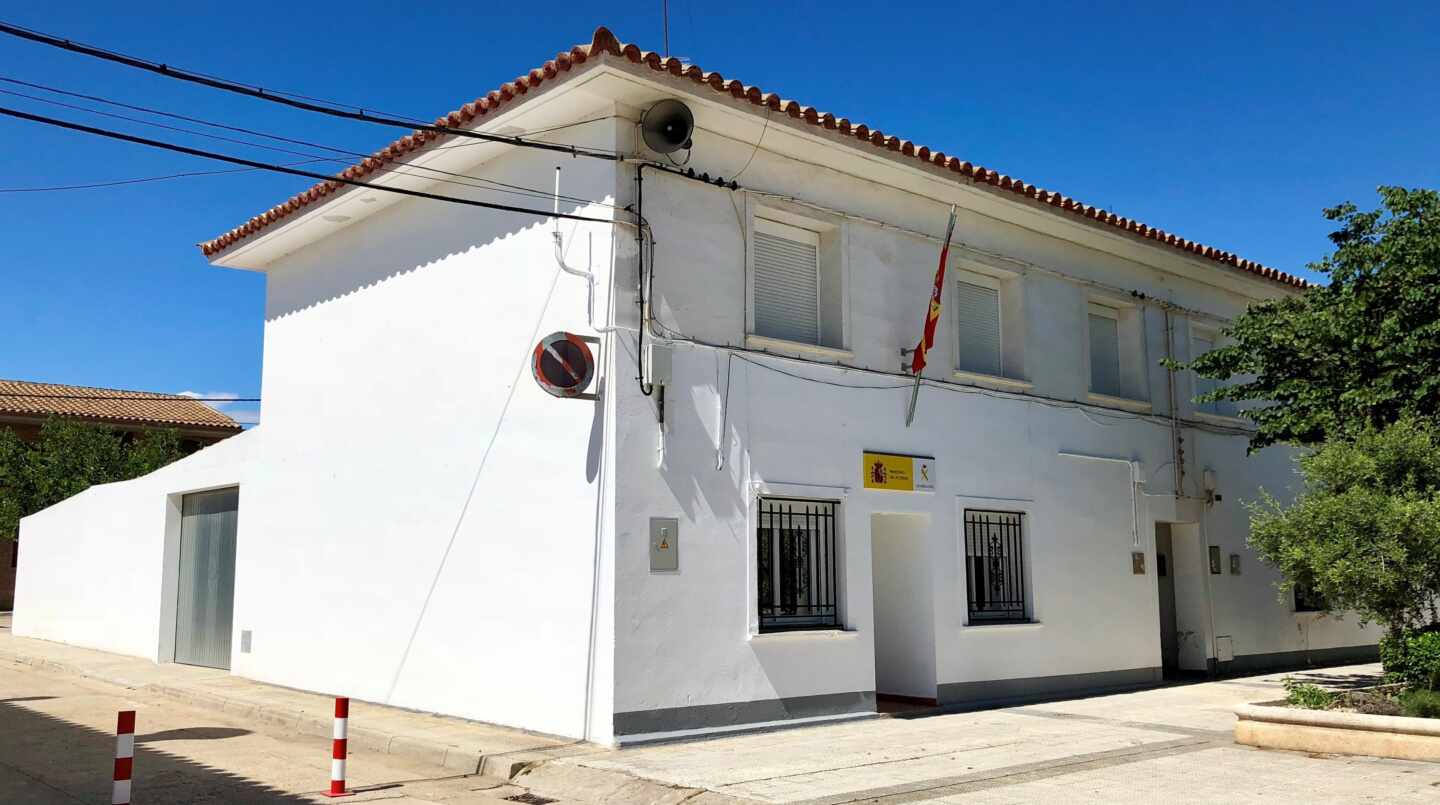 Cuartel de la Guardia Civil en la localidad zaragozana de Fuentes de Ebro, uno de los cerrados en 2018.