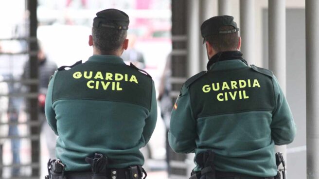 Una pareja de agentes de la Guardia Civil, en pleno servicio.