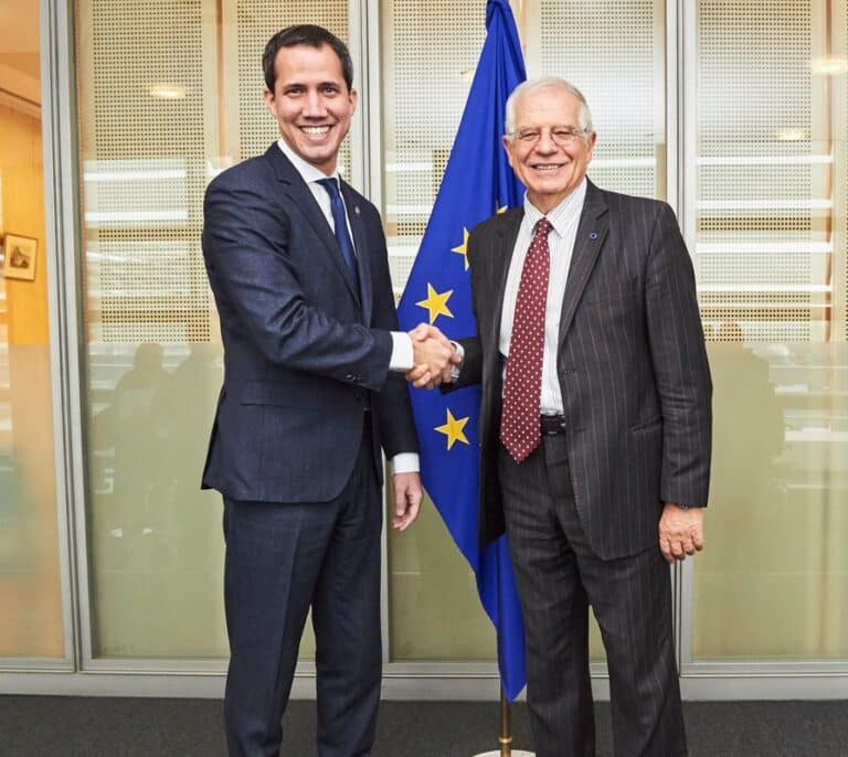Borrell se reúne con Guaidó y le apoya en nombre de la UE mientras Sánchez le evita