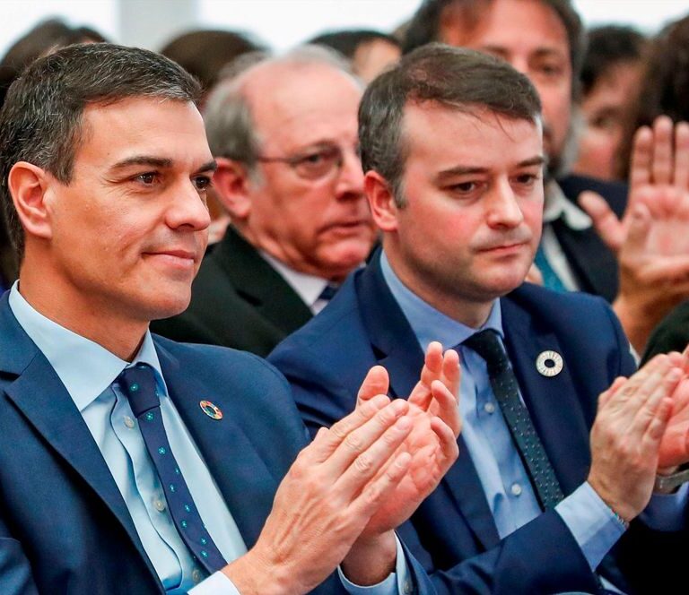 Vídeo: la 'reverencia' de Iván Redondo a Quim Torra en el Palau de la Generalitat