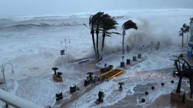 Las olas han inundado el paseo marítimo del puerto de Jávea Las olas han inundado el paseo marítimo del puerto de Jávea