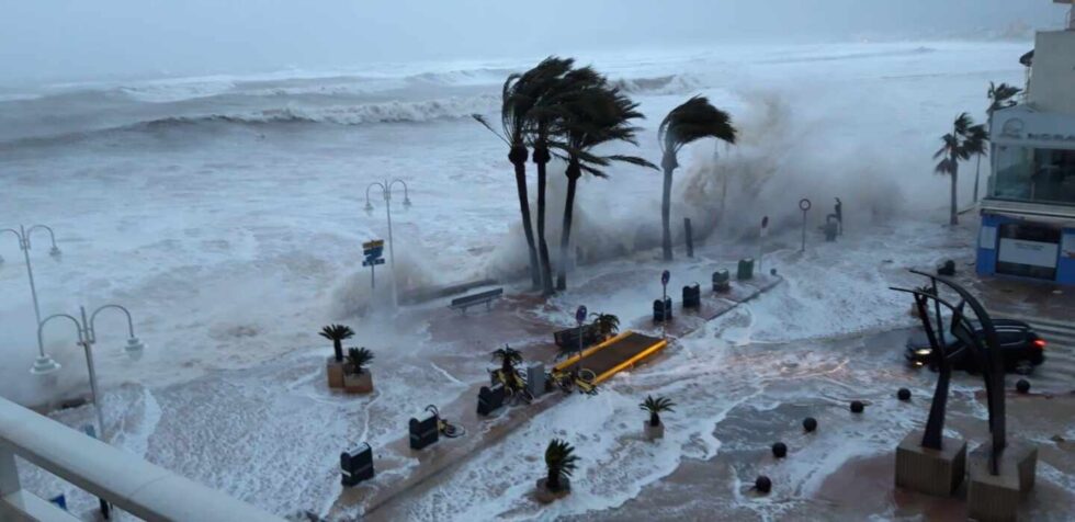 Las olas han inundado el paseo marítimo del puerto de Jávea