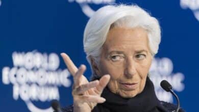 Lagarde afirma que actuará "a su debido momento" para contener la inflación