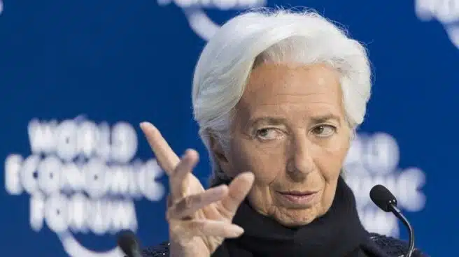 Lagarde afirma que actuará "a su debido momento" para contener la inflación