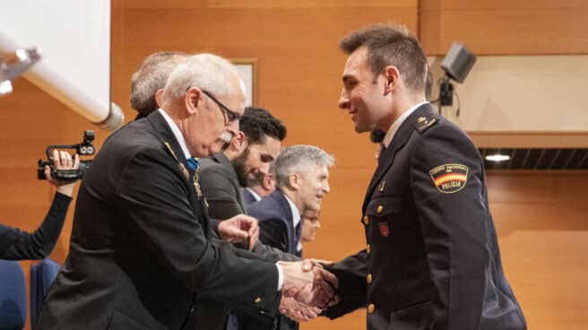Un agente de los 'antidisturbios' de la Policía Nacional recibe la medalla con distintivo blanco por su actuación en Cataluña.