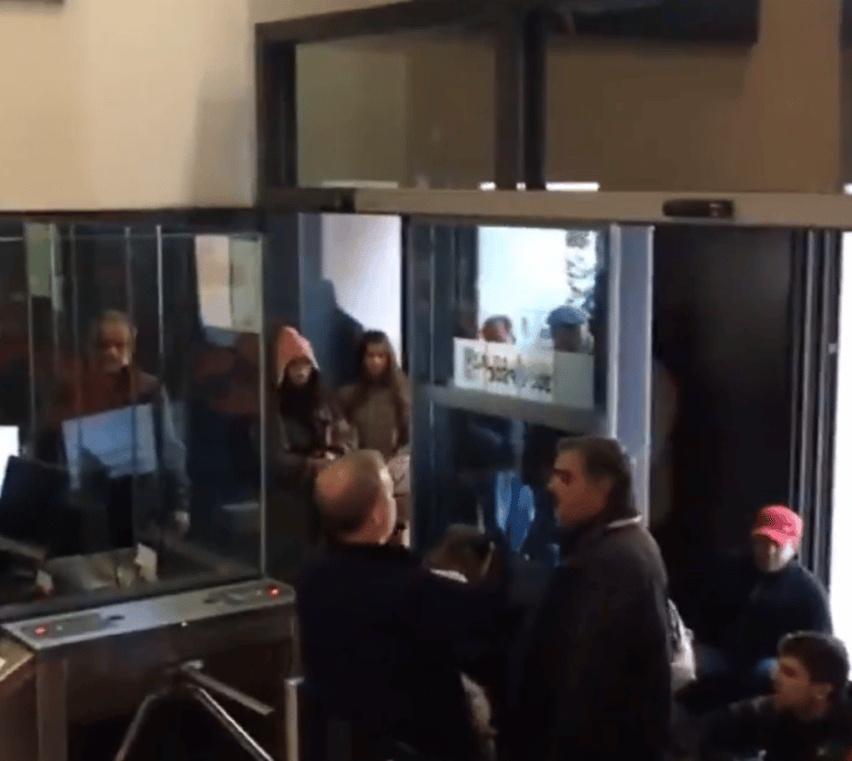 El grupo neonazi Hogar Social irrumpe en Ferraz para pedir a Sánchez ayudas "nacionales"