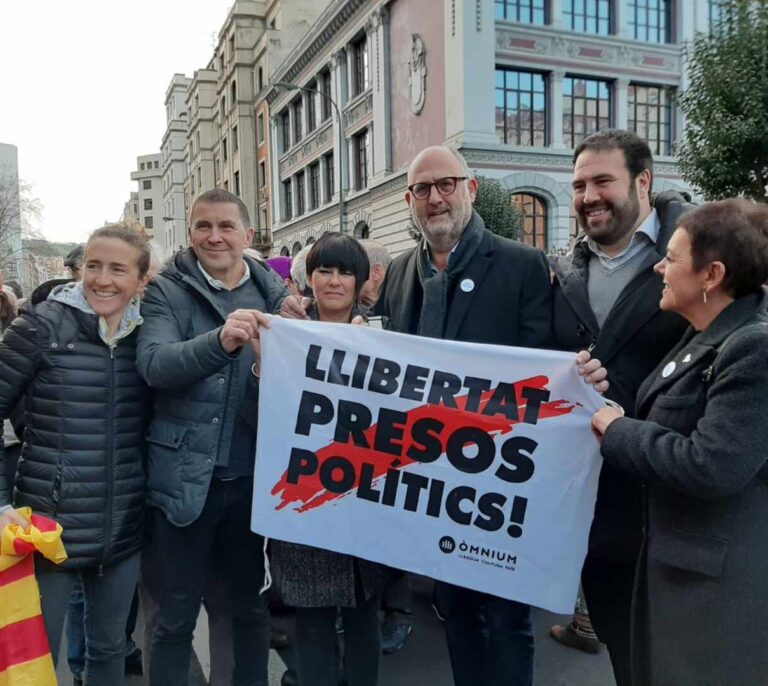 Podemos comparte pancarta con Bildu, ERC y JxCat en apoyo a los presos de ETA