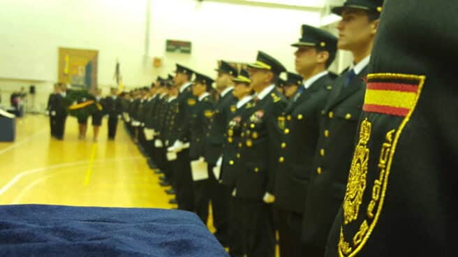 Policía nacionales formados en la jura de una promoción en la Escuela de Ávila.