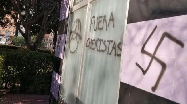Pintadas nazis y cristales rotos en la sede de Podemos de Alcalá: "Fuera chekistas"