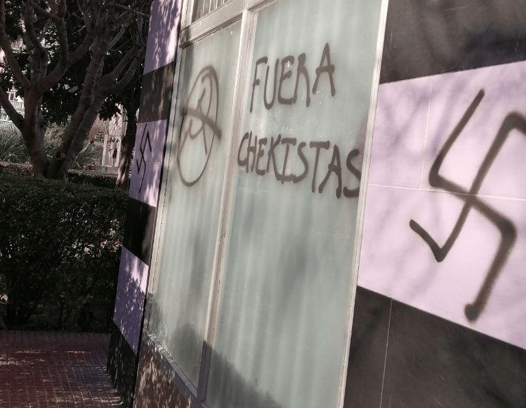 Pintadas nazis y cristales rotos en la sede de Podemos de Alcalá: "Fuera chekistas"