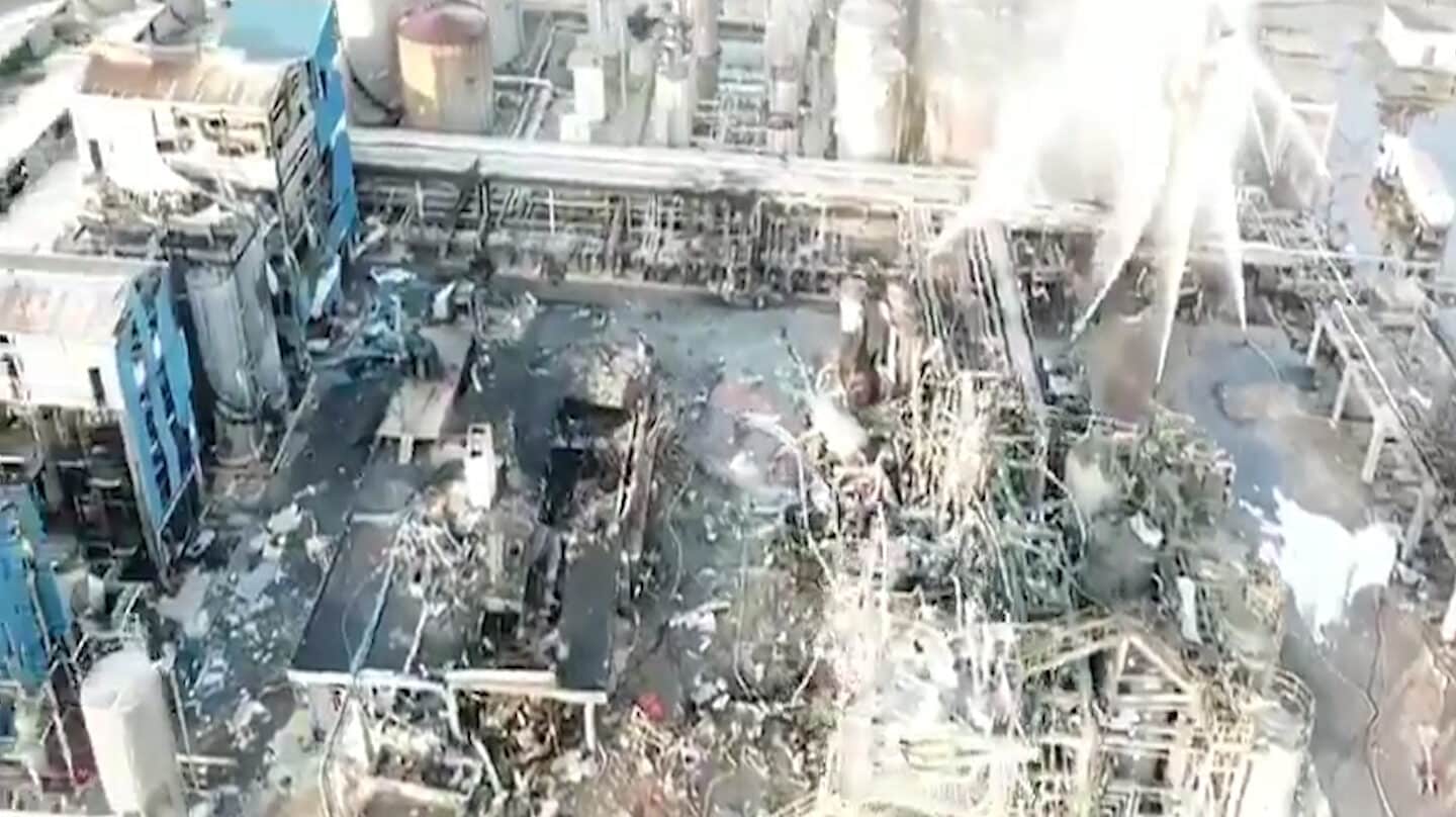 Imagen de la petroquímica de Tarragona un día después de la explosión