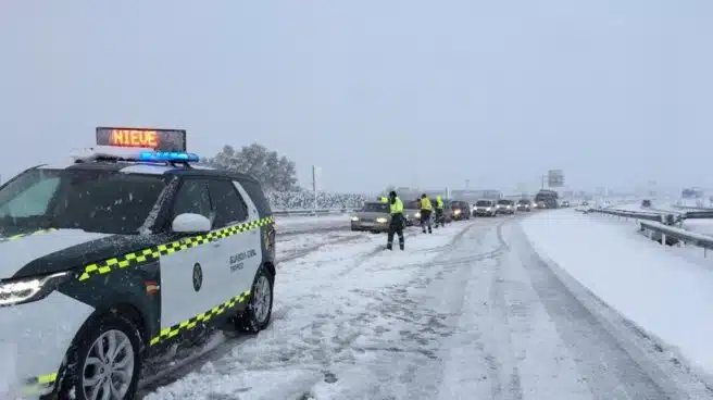 Guardia Civil auxilia a una embarazada que estaba en un coche bloqueado por la nieve