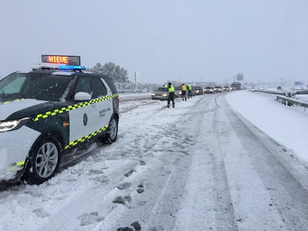 Guardia Civil auxilia a una embarazada que estaba en un coche bloqueado por la nieve