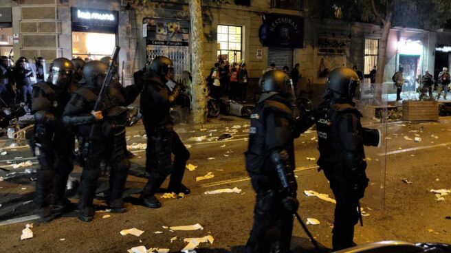 Antidisturbios de la Policía Nacional, durante los altercados registrados en Barcelona el pasado mes de octubre.