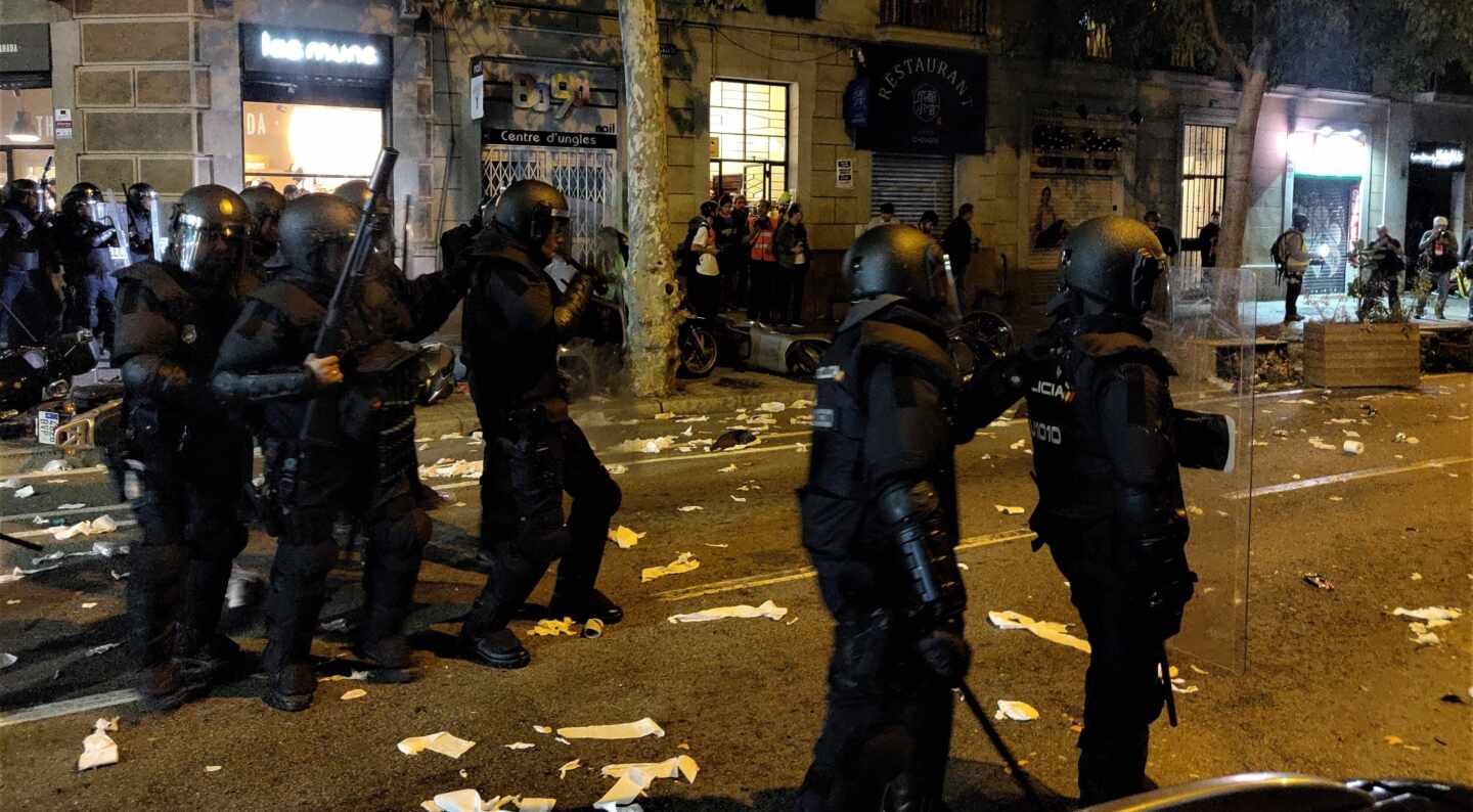 Antidisturbios de la Policía Nacional, durante los altercados registrados en Barcelona el pasado mes de octubre.