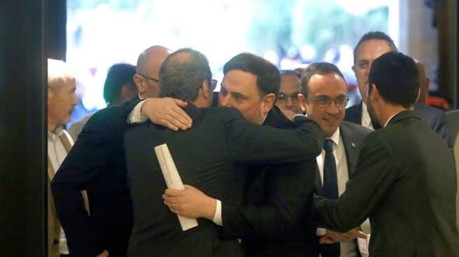 Junqueras se abraza con Torra en el Parlament.
