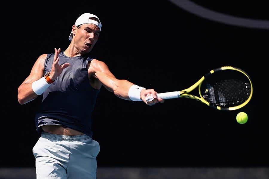 Nadal golpea una derecha en un entrenamiento en Melbourne