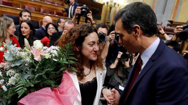 La diputada del grupo de Unidas Podemos Aina Vidal, enferma de cáncer, recibe el saludo de Pedro Sánchez
