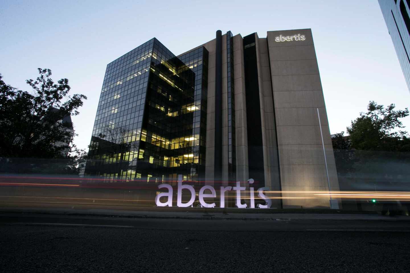 La crisis de Atlantia pasa factura a Abertis y le sitúa al filo del 'bono basura'