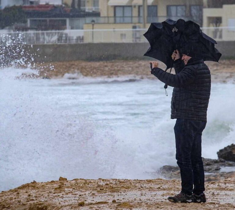 Ola "histórica" de 6,6 metros en Valencia: el temporal 'golpea' al Mediterráneo