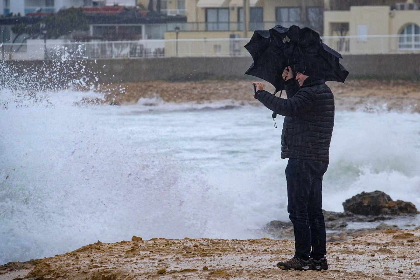 Ola "histórica" de 6,6 metros en Valencia: el temporal 'golpea' al Mediterráneo