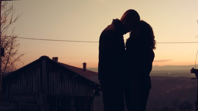 amour_couple_dawn_dusk_feelings_hug_hugging_kissing-969783