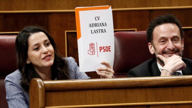 Inés Arrimadas con el cartel alusivo a Adriana Lastra en el debate de investidura