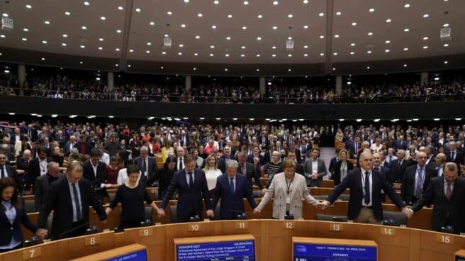 El Parlamento Europeo canta el 'Auld Lang Syne' para despedir al Reino Unido.