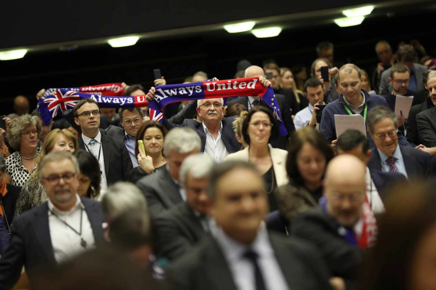 La emocionante despedida del Parlamento Europeo al Reino Unido: "¡Por los viejos tiempos, amigo!"