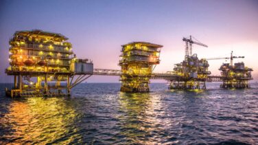 Arabia Saudí se compromete a pasar de producir 10,3 a 13,3 millones de barriles al día en 2027