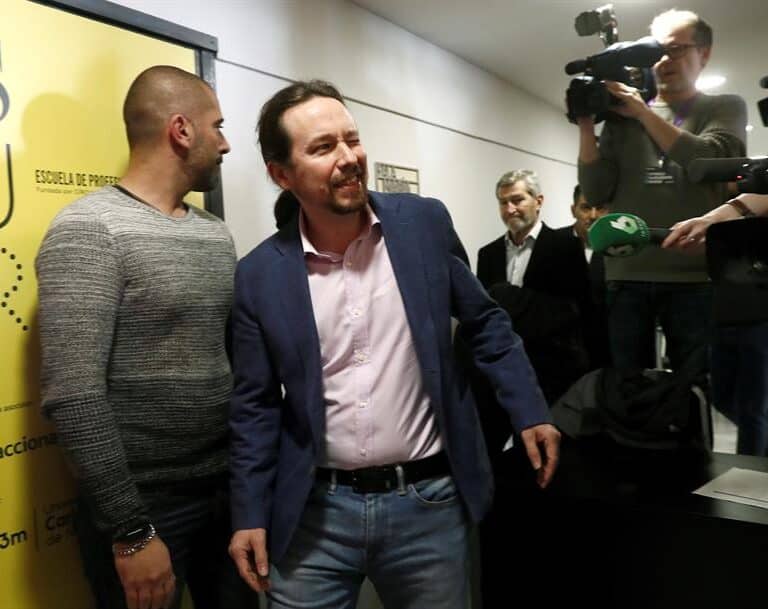 Iglesias dice que el Gobierno defenderá la educación frente a los "herederos" del 'Cara al Sol'