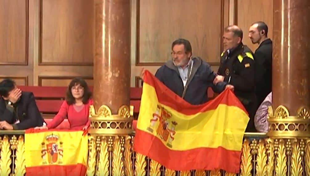 Colau expulsa a un hombre que interrumpió el Pleno con una bandera de España