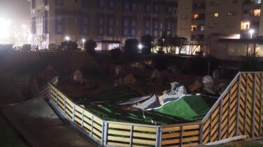 Se hunde un parque  infantil sobre un aparcamiento en Santander