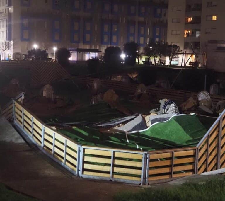 Se hunde un parque  infantil sobre un aparcamiento en Santander