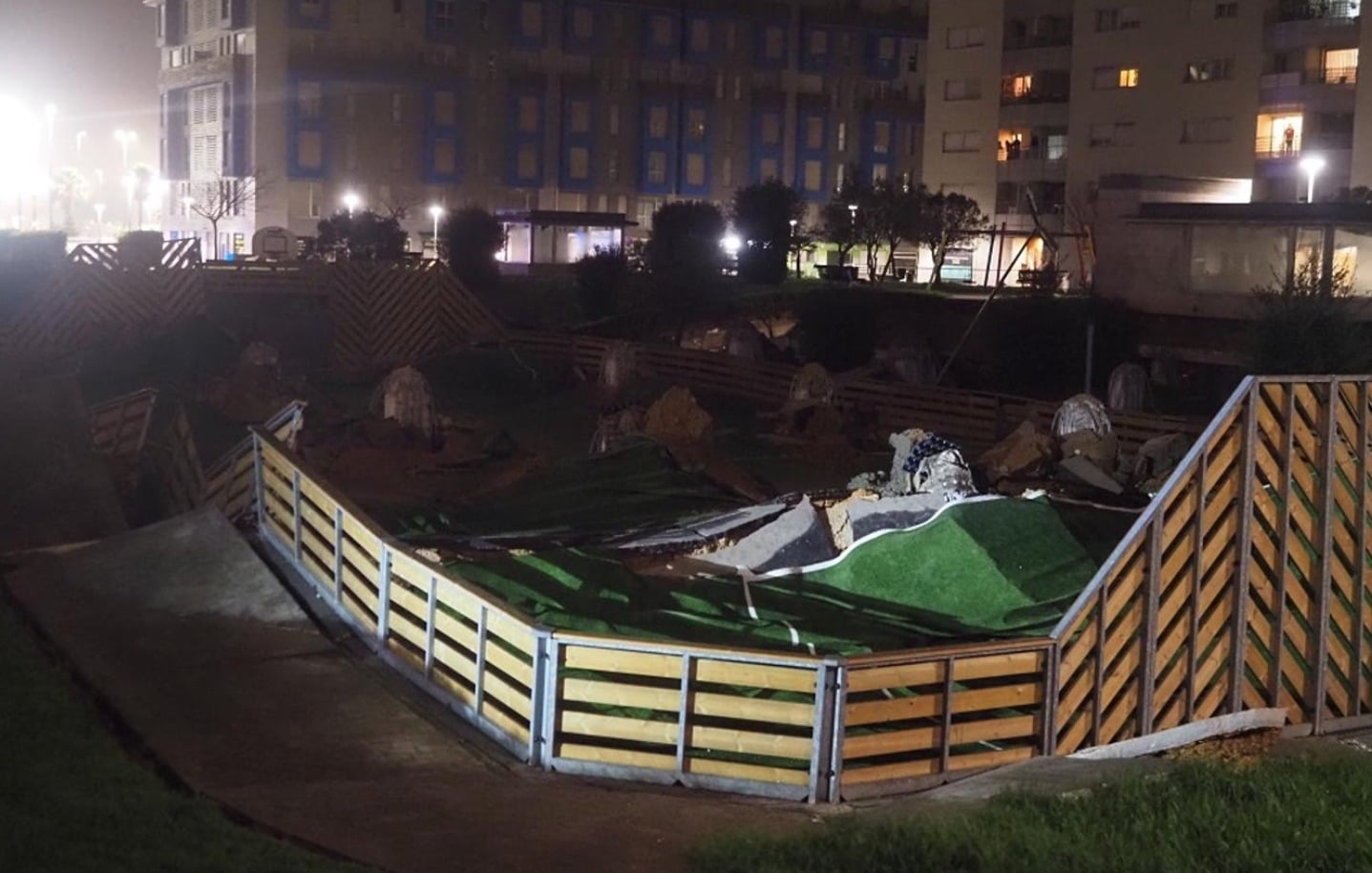 Se hunde un parque  infantil sobre un aparcamiento en Santander