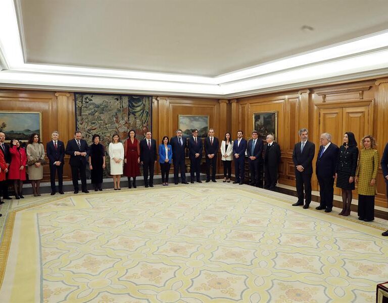 Los ministros comunistas y de Podemos prometen "lealtad al Rey" en su toma de posesión