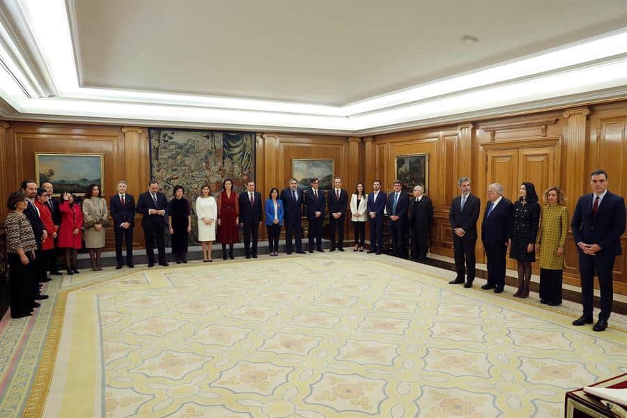 Los ministros comunistas y de Podemos prometen "lealtad al Rey" en su toma de posesión