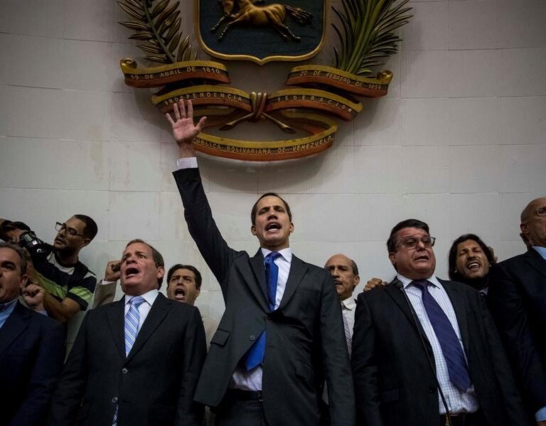 PP y Cs piden a Sánchez que explique en el Congreso si respalda a Guaidó