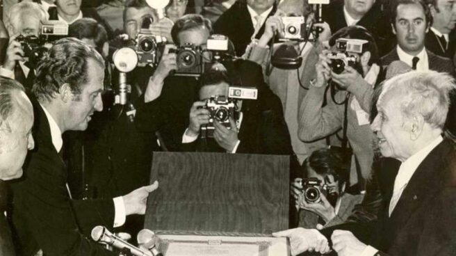 Jorge Luis Borges recibiendo el Premio Cervantes.