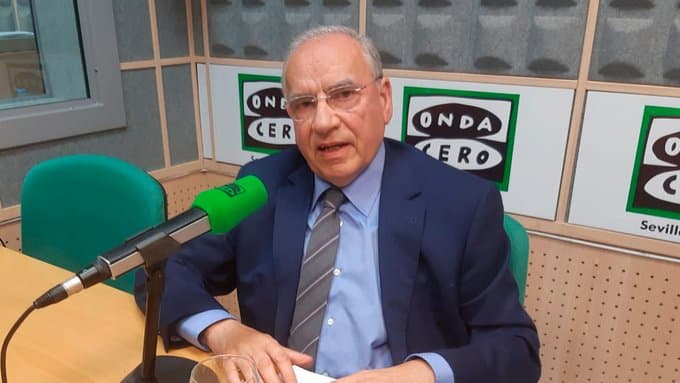 El exvicepresidente del Gobierno Alfonso Guerra en los estudios de Onda Cero Sevilla.