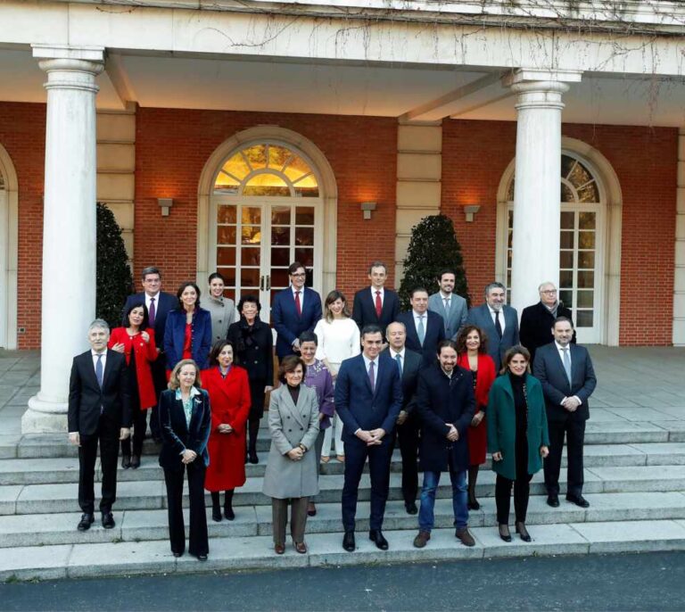 Sánchez y sus 22 ministros posan en la Moncloa