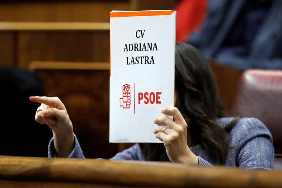 Arrimadas responde a los ataques de Lastra mostrando su currículum 'en blanco' y con el logo del PSOE