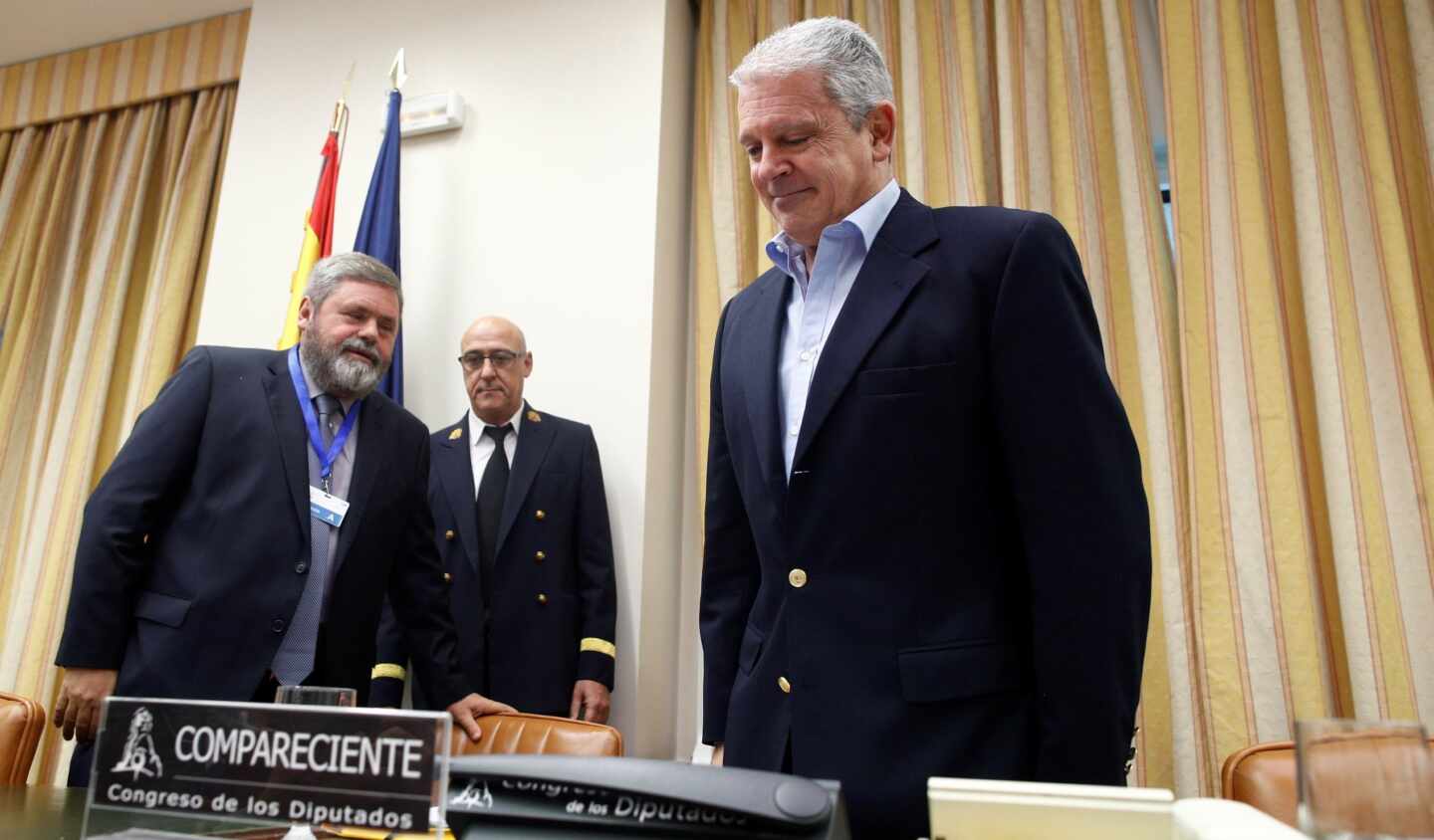 Pablo Crespo y su abogado, Miguel Durán, en una comparecencia en el Congreso de los Diputados.