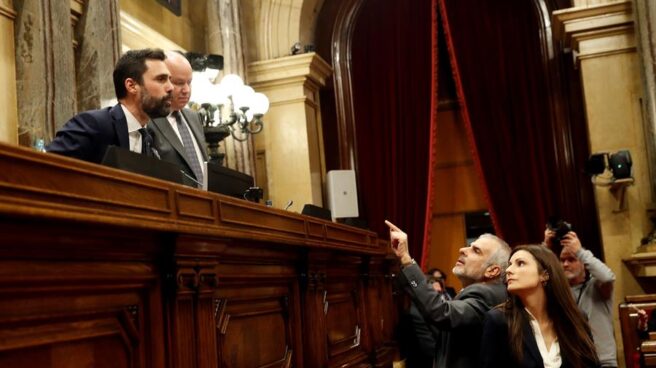 Los líderes de Ciudadanos en Cataluña, Lorena Roldán y Carlos Carrizosa, discuten con el presidente del Parlament, Roger Torrent.