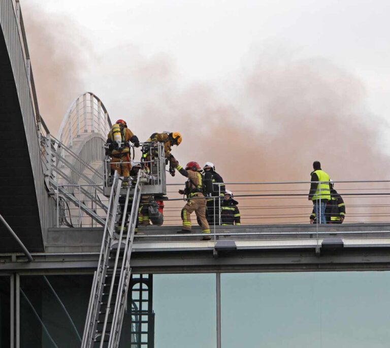 El aeropuerto de Alicante-Elche permanece cerrado este jueves por el incendio