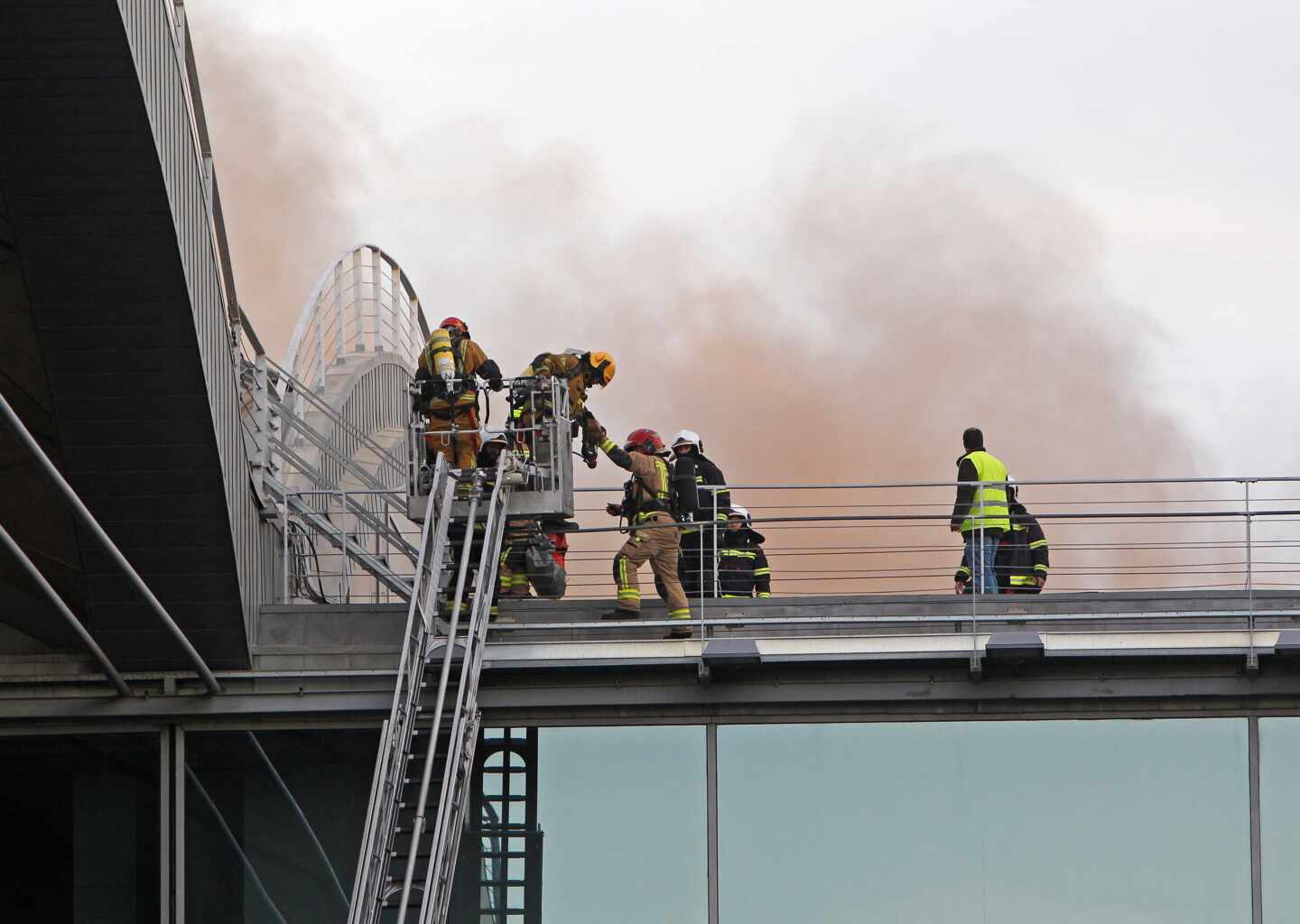 El aeropuerto de Alicante-Elche permanece cerrado este jueves por el incendio
