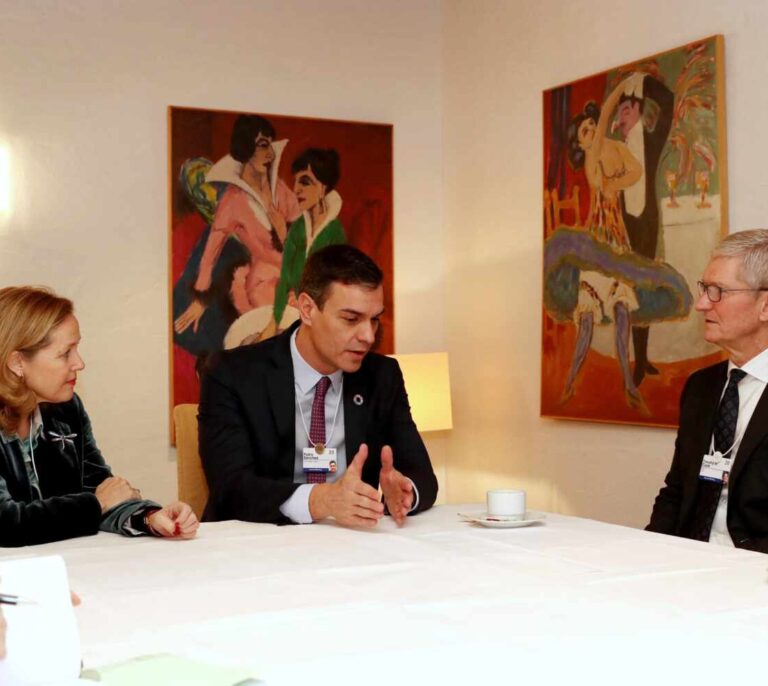 Sánchez convence a los grandes inversores en Davos de que su gobierno será "serio" y "responsable"